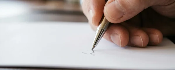 Stylo premium gravé utilisé lors de la signature d'un contrat professionnel