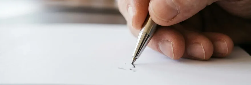 Stylo premium gravé utilisé lors de la signature d'un contrat professionnel